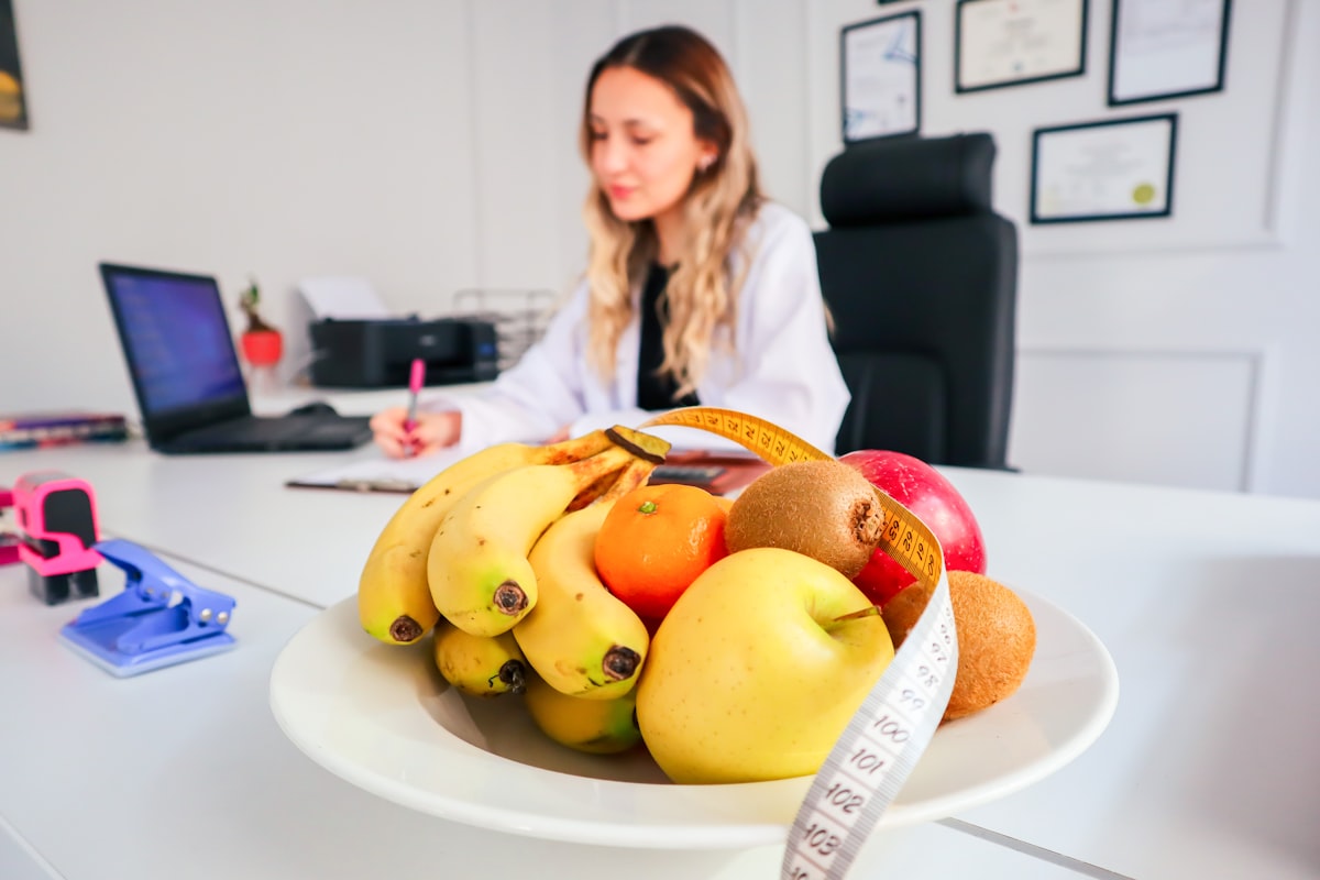 Balanced nutrition plate with fresh vegetables
